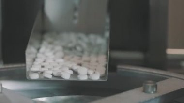 Yuvarlak beyaz haplar. Tablet üretim süreci yakın plan. Bir sürü beyaz hap..