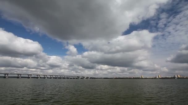 Bellissime nuvole sul ponte che attraversa il fiume. Nuvole sul fiume. — Video Stock