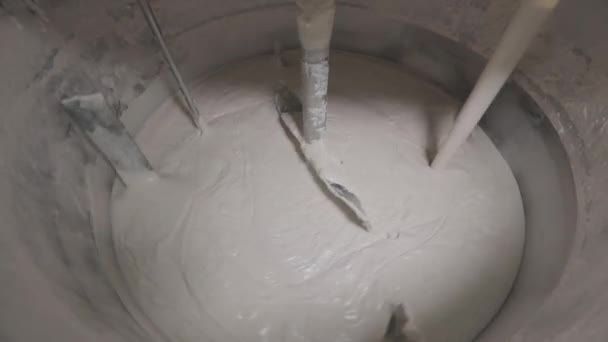 A agitar o creme na fábrica. Processo de preparação de creme. Preparação de nata cosmética. — Vídeo de Stock