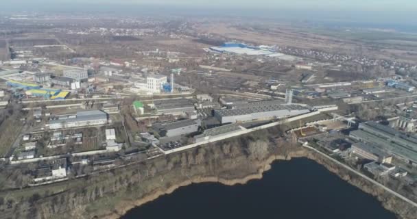 Usine métallurgique vue de dessus. Grande vue de dessus d'usine, entrepôt en métal à proximité — Video