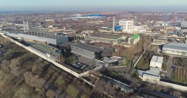 Edifício industrial moderno exterior com vista aérea, edifício industrial cinzento de cima — Vídeo de Stock