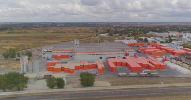 Vista aérea moderna da fábrica, muitos produtos em caixas de laranja perto da fábrica — Vídeo de Stock