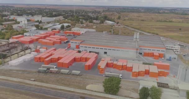 Luftaufnahme einer großen Fabrik. Industrielles Äußere einer modernen Fabrik mit orangefarbener Dekoration — Stockvideo