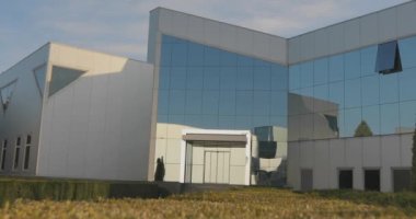 Büyük cam pencereli ofis binası. Modern ofis binasının yanına park et.