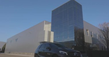 Güneşli bir günde modern bir ofis binasının dışı.