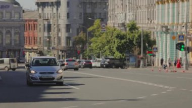 Arabaların gittiği yol. Şehirdeki arabalar. Yoğun şehir trafiği