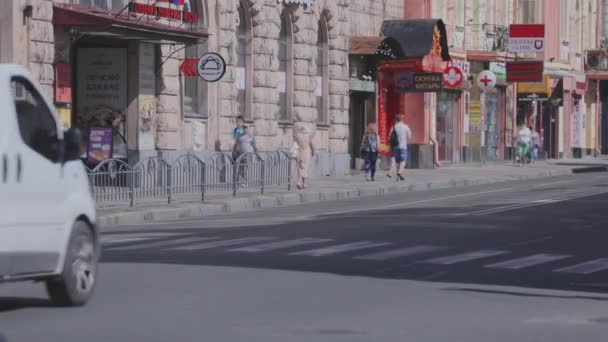 Die Straße, auf der Autos fahren. Autos in der Stadt. Schwerer Stadtverkehr — Stockvideo