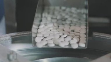 Bir sürü beyaz hap var. Yuvarlak beyaz haplar. Tablet üretim süreci yakın plan