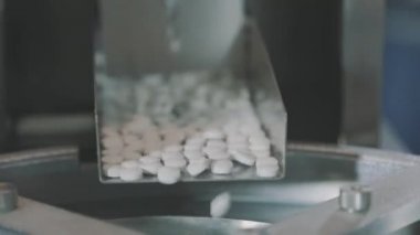 Yuvarlak beyaz haplar. Tablet üretim süreci yakın plan. Bir sürü beyaz hap..