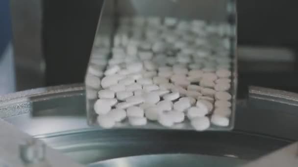 Hodně bílých pilulek zblízka. Kulaté bílé pilulky. Detailní záběr výrobního procesu tablet — Stock video
