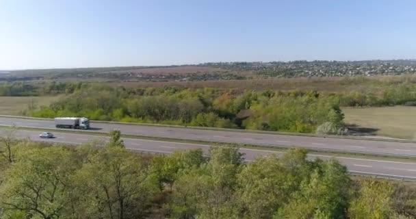 Vista panorámica de la carretera, camiones que conducen a lo largo de la carretera vista superior — Vídeos de Stock