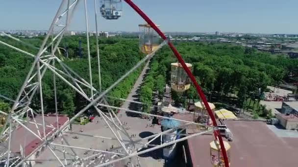 Roda gigante, as pessoas caminham na praça perto da roda gigante, vista aérea — Vídeo de Stock