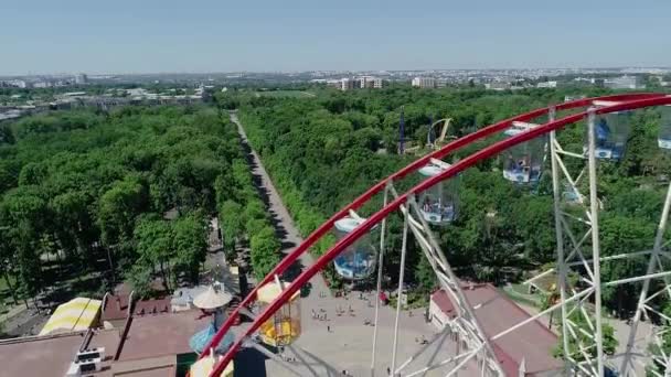 Grande roue, les gens marchent sur la place près de la grande roue, vue aérienne — Video