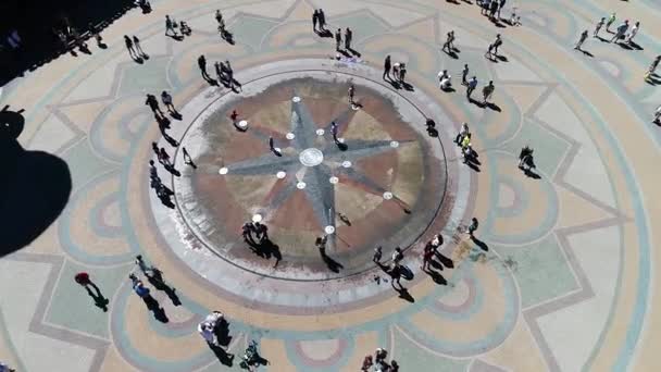 People walk near the fountain in hot weather — Stock Video