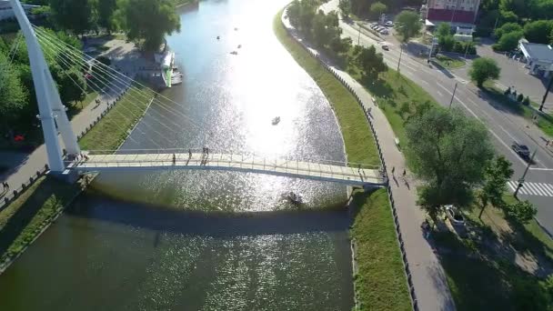 Puente peatonal sobre el río, hermoso puente peatonal blanco sobre el río — Vídeos de Stock