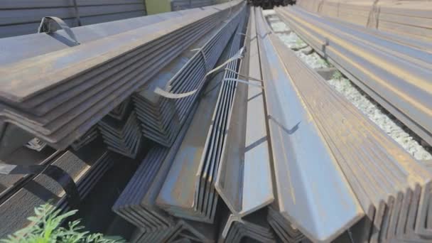 Cantos de metal no armazém empilhados em uma fileira, metal rolando em um armazém ao ar livre — Vídeo de Stock
