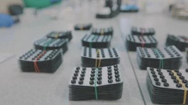 Bir ilaç fabrikasında iş akışı. Fabrika işçileri hap taşıyor. Maskeli işçiler.