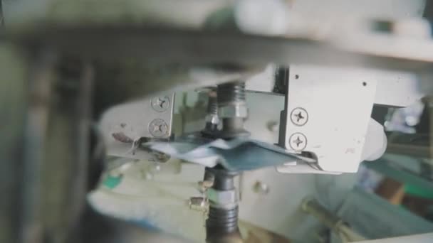 크림은 튜브를 클로즈업하여 포장합니다. 포장을 하고 있습니다. 크림 을 관에 넣기 위한 자동 기계. — 비디오