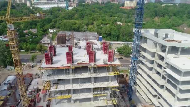 Byggande av ett bostadskomplex med utsikt över luften. Spann över byggarbetsplatsen för ett bostadsområde — Stockvideo