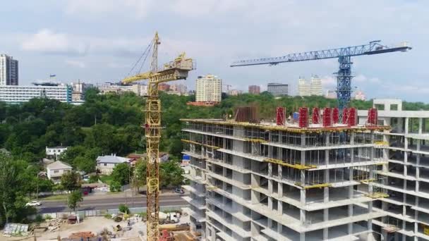 Výstavba moderního činžovního domu. Letecký pohled na stavbu budov — Stock video