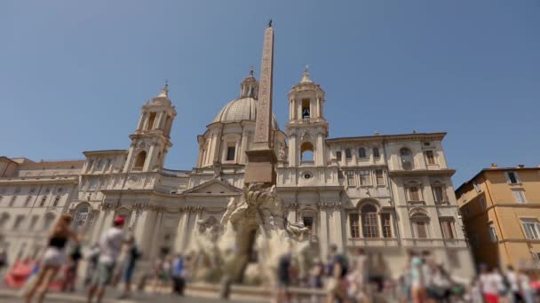 Туристы возле фонтана четырех рек на площади Пьяцца Навона в Риме Италия — стоковое видео