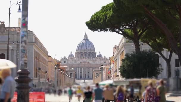 People walk near Saint Peters Basilica. Street leading to Saint Peters Basilica. — Stock Video