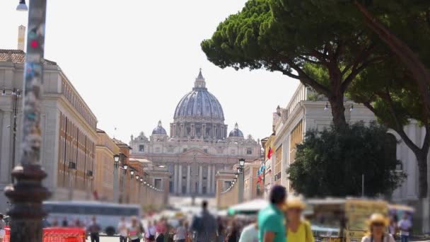 Sint-Pietersbasiliek. De pauselijke basiliek van Sint Pieter in het Vaticaan, basiliek van de kathedraal in het centrum van Rome Italië. — Stockvideo