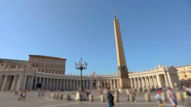 St. Peters Meydanı genel uçak planı. St. Peters Meydanı 'nda birçok insan meydanda yürür. İtalya, Roma,