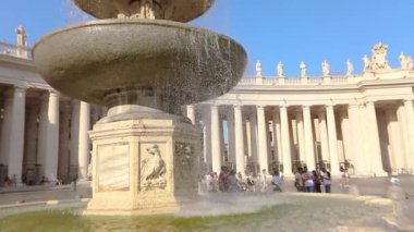St. Peters Meydanı 'ndaki Slow Motion Fountain. St. Peters Meydanı. İtalya, Roma