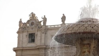 St. Peters Meydanı 'ndaki Slow Motion Fountain. St. Peters Meydanı. İtalya, Roma