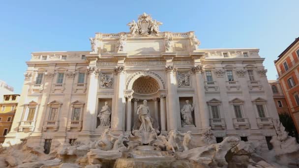 Fântâna Trevi din Roma, Fântâna Trevi în vreme însorită, turiști lângă Fântâna Trevi — Videoclip de stoc