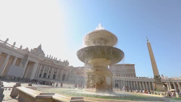 Fonte em St. Peters Square. Itália, Roma. Fonte em St. Peters Square câmera lenta — Vídeo de Stock