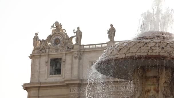 세인트 피터스 스퀘어의 슬로우 모션 파 운 틴. 세인트 피터스 스퀘어. 이탈리아, 로마 — 비디오