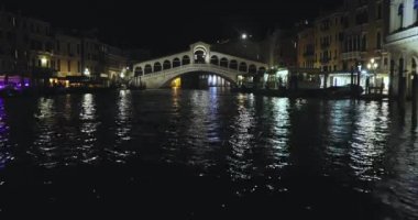 Rialto Köprüsü Gece, Venezia, İtalya. Venedik kanalının gece karesi, Büyük Kanal üzerindeki Rialto köprüsü.
