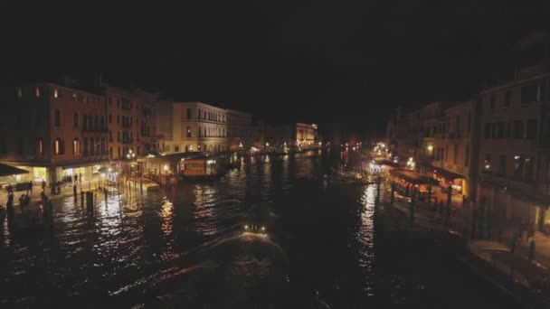 Венеція вночі, прекрасна нічна рама Венеції, канали Венеції вночі. Човен пливе уздовж Великого каналу у Венеції. — стокове відео