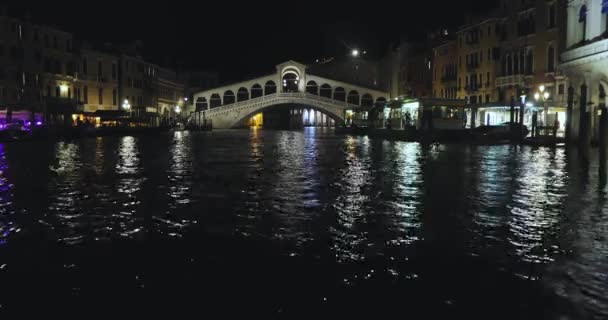Мост Риальто ночью, Венеция, Италия. Ночной отрезок венецианского канала, мост Риалто через Большой канал — стоковое видео