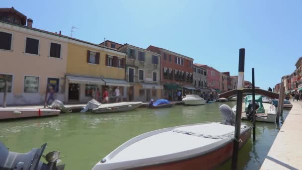 Motorbåter fortøyd i de trange kanalene i Venezia. Båter i Venedig kanal – stockvideo