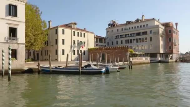Filmación de un barco en los canales de Venecia. Venecia Edificio Exterior, Venecia Paseo en barco — Vídeos de Stock