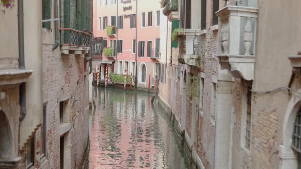 Motorboot in een prachtig smal kanaal in Venetië. Prachtig grachtengordel. Romantische plek Venetië — Stockvideo