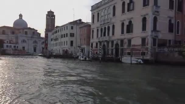 Grande plano geral de Veneza do canal. O principal canal de Veneza. Muitos barcos no Grande Canal — Vídeo de Stock