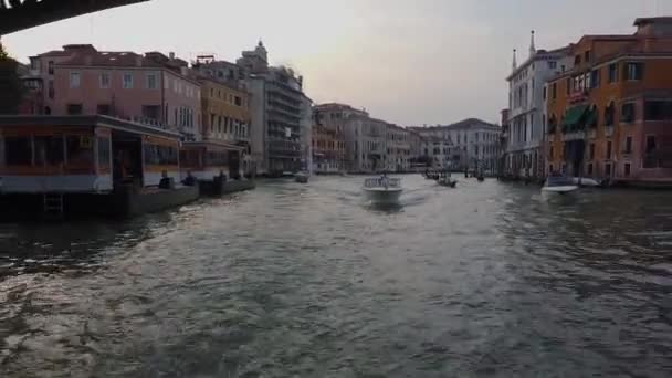 Záběry z lodi v kanálech Benátek. Lodě v kanálech Benátek. Benátky Budova Exteriér, Benátky Boat Trip