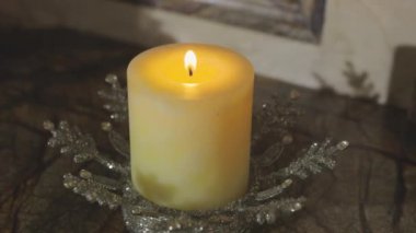 Dekoratif mum yakın plan. Noel dekoru Noel mumu. Yanan bir mumun yakın çekimi.