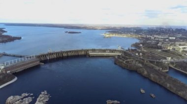 Havadan hidroelektrik santrali, Zaporizhia, Ukrayna. Zaporozhye şehrinde bir baraj. Büyük baraj hava manzarası