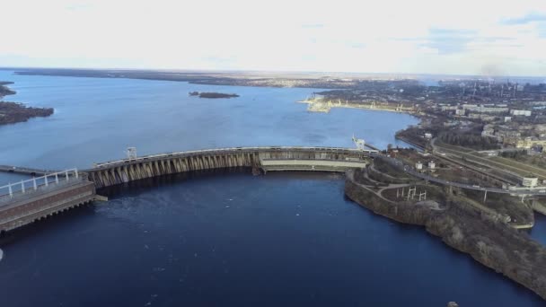 Uma barragem na cidade de Zaporozhye. Grande barragem vista aérea. Central hidroeléctrica a partir do ar, Zaporizhia, Ucrânia — Vídeo de Stock