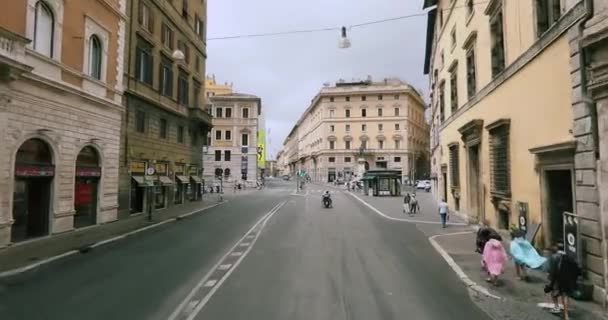 Estradas de Roma. Carros de trânsito na estrada em Roma, Itália — Vídeo de Stock