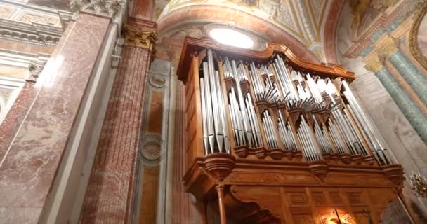 Mężczyzna gra na starych, pięknych organach w Rzymie, we Włoszech. Wnętrze starego rzymskiego kościoła — Wideo stockowe
