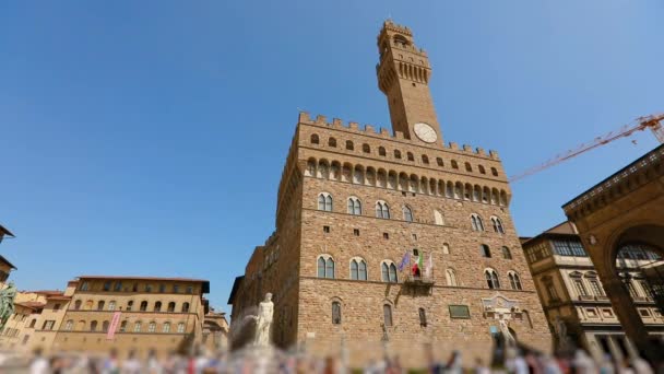 Tłum ludzi w pobliżu Palazzo Vecchio Florencja, Włochy. ratusz we Florencji — Wideo stockowe