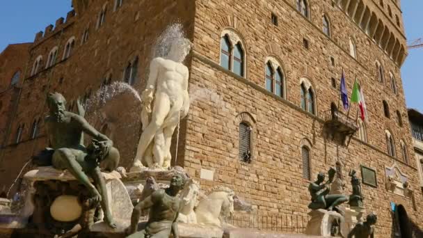 İtalya, Floransa 'daki Neptün Çeşmesi, Piazza della Signoria' da yer almaktadır. — Stok video