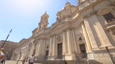 Agone Rome, İtalya 'daki SantAgnese, Dört Nehir Çeşmesi' nin yanındaki bina.