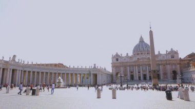St. Peters Meydanı panoraması. St. Peters Meydanı 'nda birçok insan meydanda yürür. İtalya, Roma,